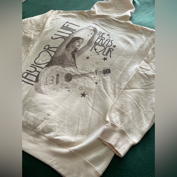 TAYLOR SWIFT | THE ERAS TOUR HEART
PHOTO HOODIE - Picture 3 of 13